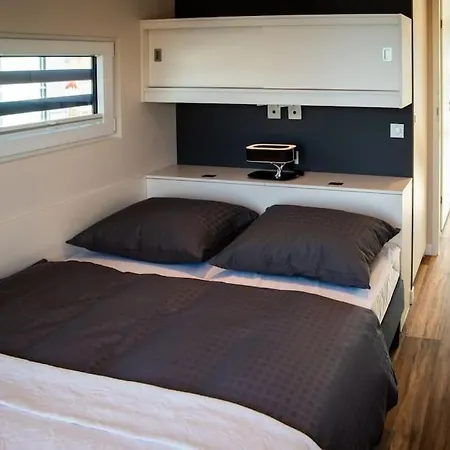 Hausboot Grasshopper Úszó hotel *